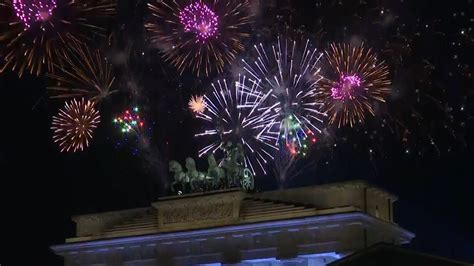 Berlin New Year 2018: fireworks over Brandenburg Gate - YouTube