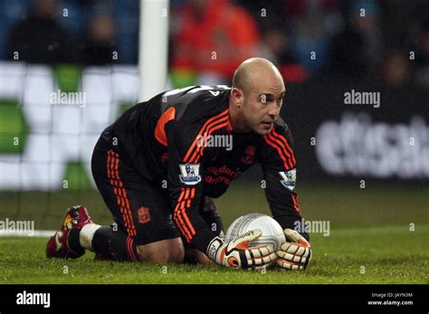 PEPE REINA LIVERPOOL FC LIVERPOOL FC ETIHAD STADIUM MANCHESTER ENGLAND 11 January 2012 Stock ...