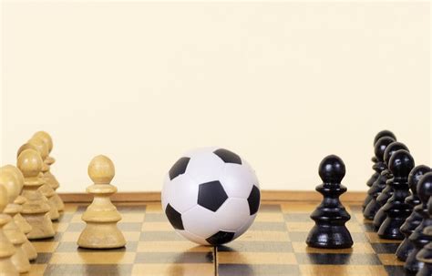 Soccer ball of chess pieces on the board - Creative Commons Bilder