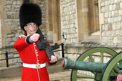 Queen's Guard Points Gun at Stupid Tourist Outside Windsor Castle - Thrillist