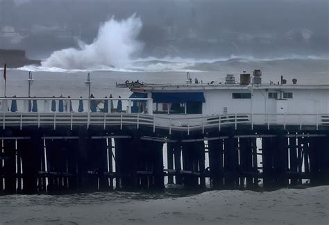 More big waves expected to pund California coast, high surf warnings in ...