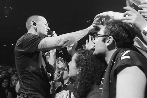 Watch Chester Bennington Sing "Crawling" in Video From Linkin Park's ...