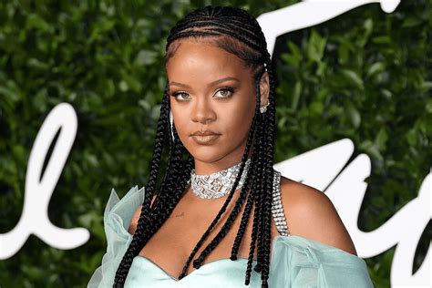 Rihanna Just Cosigned the Gothy Lip Liner Trend