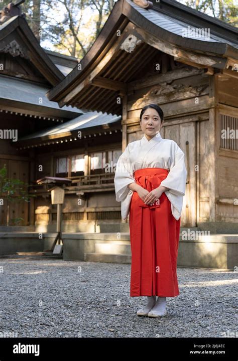 Miko shrine maiden hi-res stock photography and images - Alamy