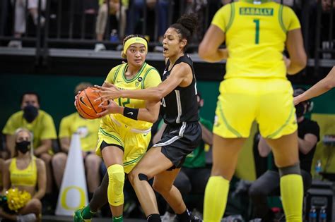 Te-Hina Paopao leads Oregon women’s basketball past No. 9 UConn; Ducks ...