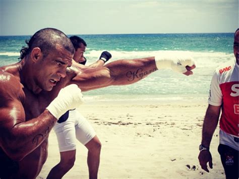 VIDEO: Vitor Belfort trains at the beach to face Rockhold in UFC ...