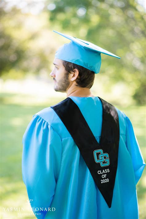 Cap and Gown Portraits - Guy Senior Poses - Cap and Gown Ideas - Graduation Ideas - Yasm… | Cap ...