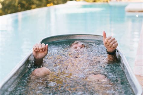 Your First Ice Bath—Here's What You Need To Know — RUNGA