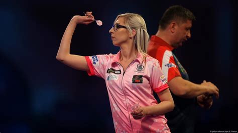 Darts: Women aiming to make an impact in men's world – DW – 11/01/2021