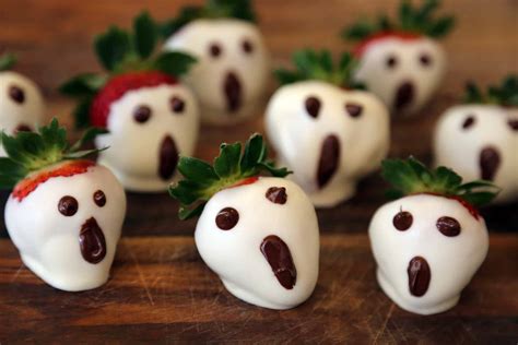 SUPER EASY STRAWBERRY GHOSTS RECIPE! - Halloween Land