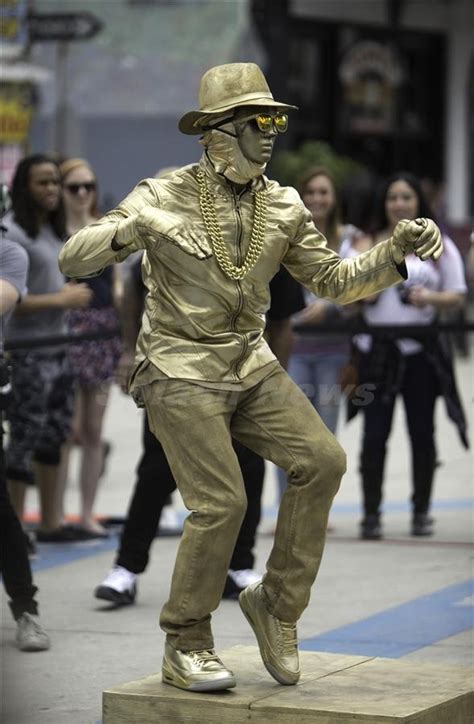 Usher Caught Dancing On The Streets Of California (photos) - Celebrities - Nigeria