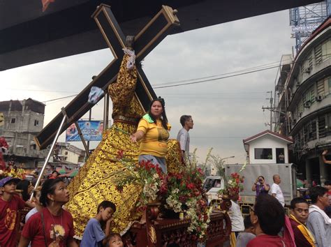 Nazarene devotees flock to Quiapo, brave rain for replica procession ...