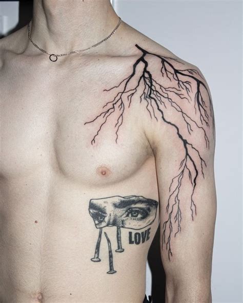 Lightning tattoo by @vir.voyt on Inst | Tatuaje de relámpago, Tatuajes pequeños hombre, Tatuajes