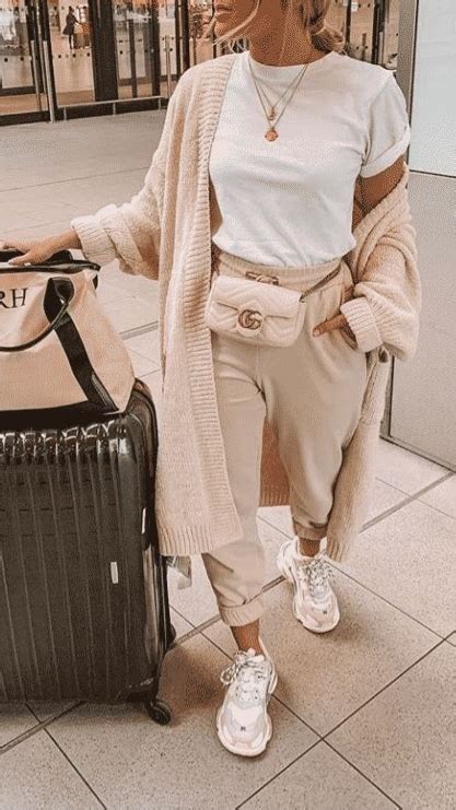 31 Best Travel Outfits For Long Flights/ Airplane Outfit – ClassyStylee