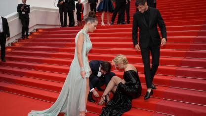 Festival de Cannes: petit accident de parcours sur le tapis rouge pour Virginie Efira (photos ...