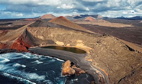 Lanzarote: 5 reasons to visit this volcanic island in the Canaries