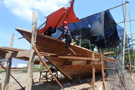 Pembuatan perahu nelayan tradisional - ANTARA News Jawa Timur