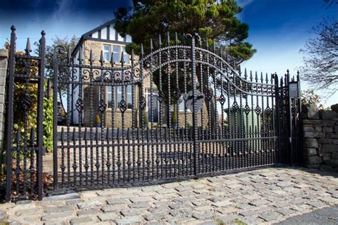 Awesome.. | Outdoor gate, Beautiful driveways, Gate design