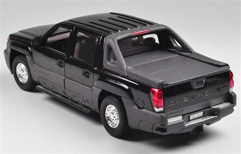 Welly Black 1:18 Diecast 2002 Chevrolet Avalanche Pickup Model ...