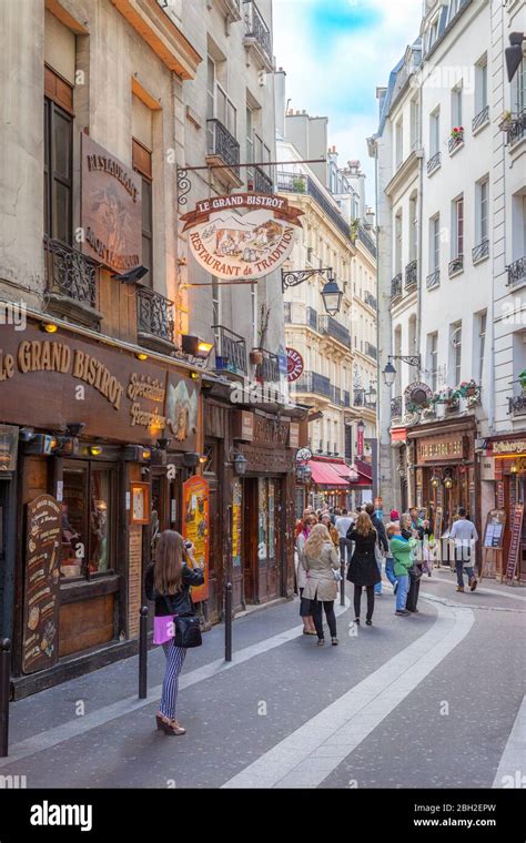Parisian street scene hi-res stock photography and images - Alamy