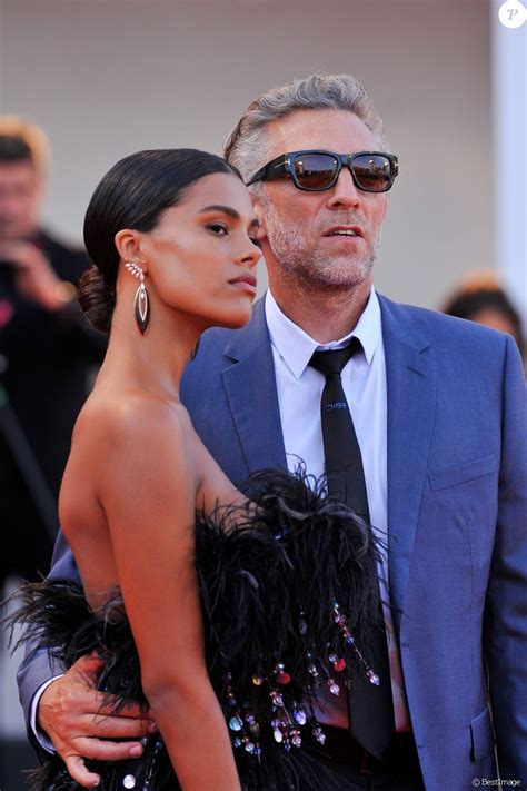 Vincent Cassel et sa femme Tina Kunakey - Red carpet du film J'accuse ...