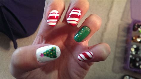 Christmas tree and candy cane nails! Inspired by MissJenFABULOUS and elleandish // Janelle ...