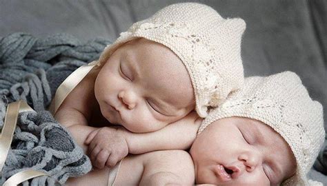 Baby Twins Sleeping 2 | Chat calin, Calin, Jumeaux