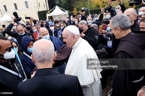 Pope Francis receives the pilgrim’s staff and mantle from a poor ...