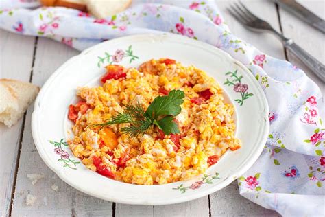 Huevos revueltos con tomate. Receta fácil y rápida. Primeros platos. Migas con Amor