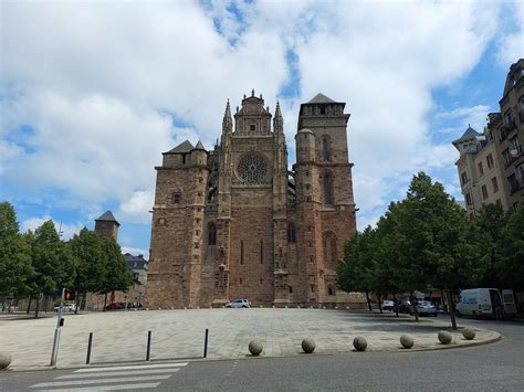 Exploring Rodez and its Pink Cathedral – Life on La Lune