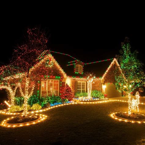 20 Phenomenal Outdoor Christmas Lights Setups