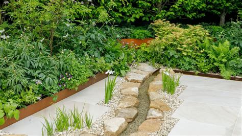 Metal garden edging ideas: 10 stylish designs in steel, aluminium, copper and more | Gardeningetc