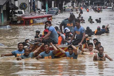 Typhoon Vamco lashes Philippine capital - UCA News