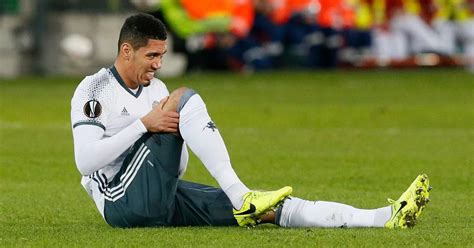 Chris Smalling steps up recovery from knee injury as Manchester United ...