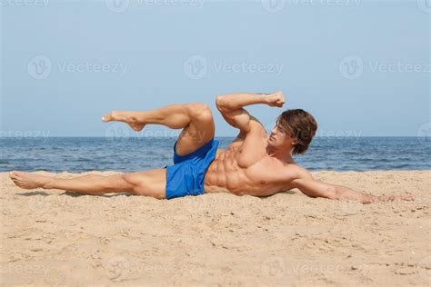 Muscular man during his workout on the beach 16114410 Stock Photo at ...