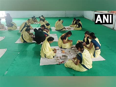 MP: Women prisoners in Indore’s central jail receive training for making Rakhis | Headlines