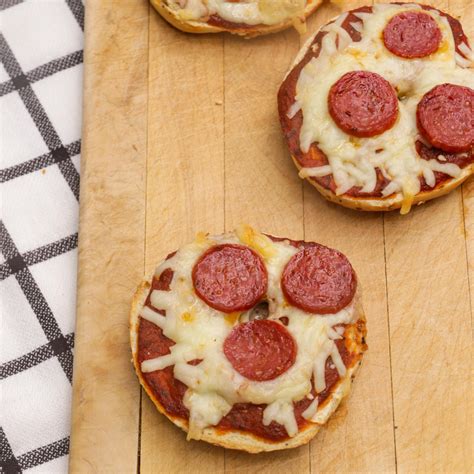 Easy Mini Bagel Pizzas Recipes