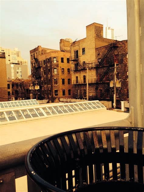 Train's stop. Brown line chicago | New york skyline, Skyline, City