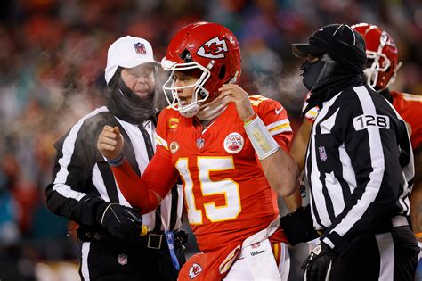 Patrick Mahomes' helmet cracks in strange Chiefs scene