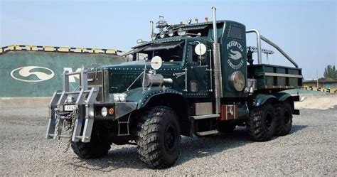 Mad Max: Fury Road Set Photos Showcase an Enormous Speaker Truck!