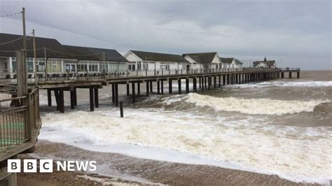 Flood warnings issued amid high spring tides in Suffolk and Norfolk - BBC News