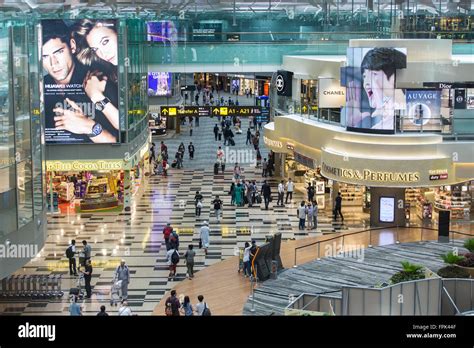 Duty-Free-Shopping am Flughafen Singapur Changi Terminal 3 ...