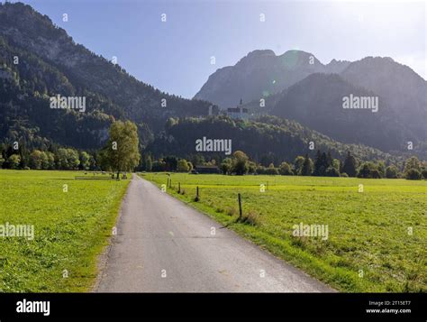 Warmes Oktoberwetter in Bayern Die Sonne scheint auf die Landschaft mit Wiesen und Kühen ...