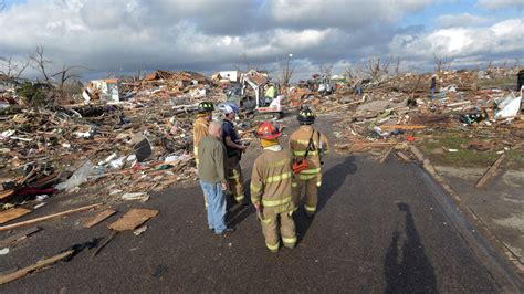 Tornadoes, damaging storms hit U.S. Midwest, killing 5 - World - CBC News