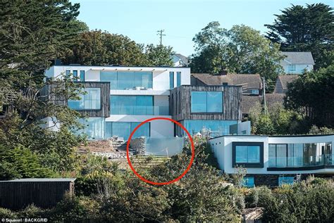 Gordon Ramsay Shows Off His Incredible New Swimming Pool At £4m Cornish Home - NewsOpener