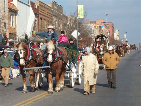 The Best Moments: The Old Fashioned Christmas Parade