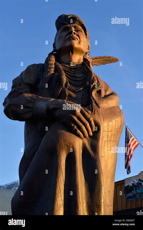 Native indian chief statue hi-res stock photography and images - Alamy