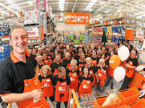 B & Q store manager Lee Billington and staff | Launch of the… | Flickr