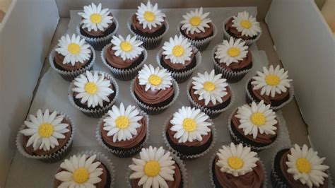 daisy cupcakes | Daisy cupcakes, Cupcakes decoration, Desserts