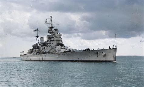 The battleship HMS King George V entering Portsmouth Harbour [2048 x ...